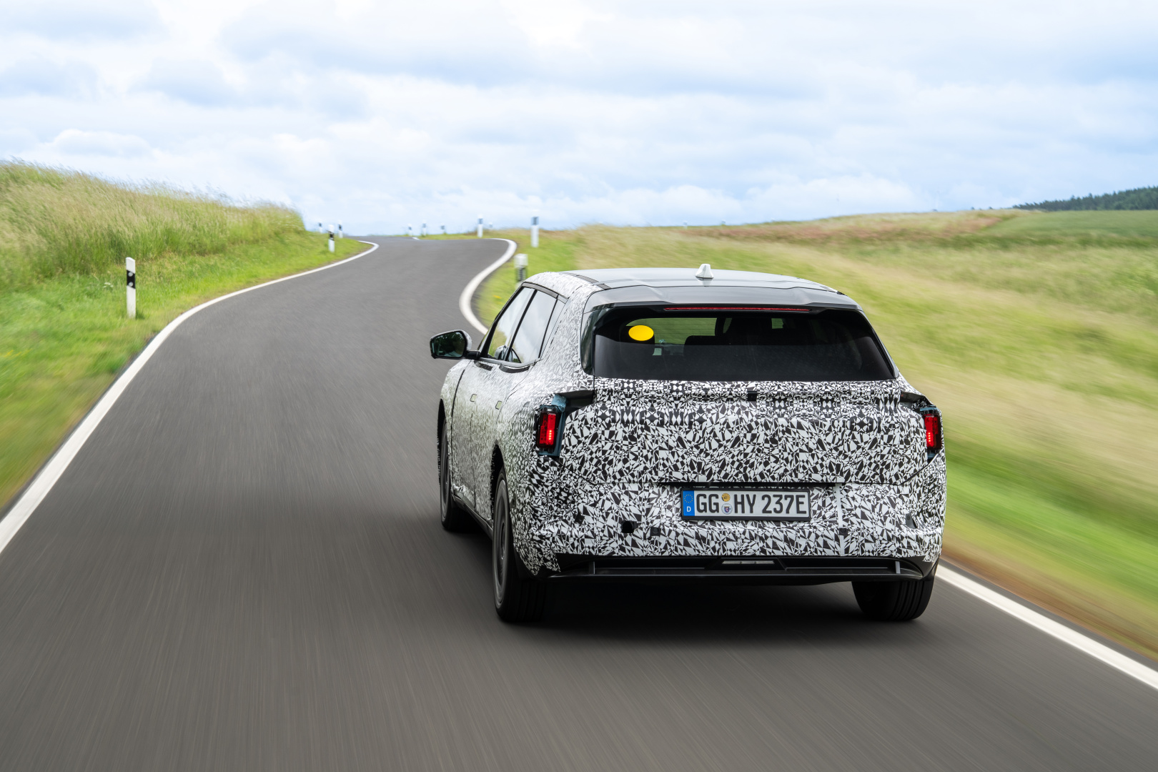 SMALL_Kia EV4 undergoes testing in Europe(07)